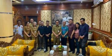 Panitia Heritage Fun Bike saat beraudiensi dengan Wakil Wali Kota Denpasar Kadek Agus Arya Wibawa. -IST
