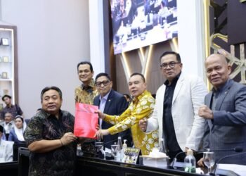 Ketua Kelompok Fraksi (Kapoksi) PDI Perjuangan di Badan Legislasi (Baleg) DPR RI, I Nyoman Parta saat menyerahkan pandangan fraksi. -BALITOPIK.COM