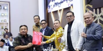 Ketua Kelompok Fraksi (Kapoksi) PDI Perjuangan di Badan Legislasi (Baleg) DPR RI, I Nyoman Parta saat menyerahkan pandangan fraksi. -BALITOPIK.COM