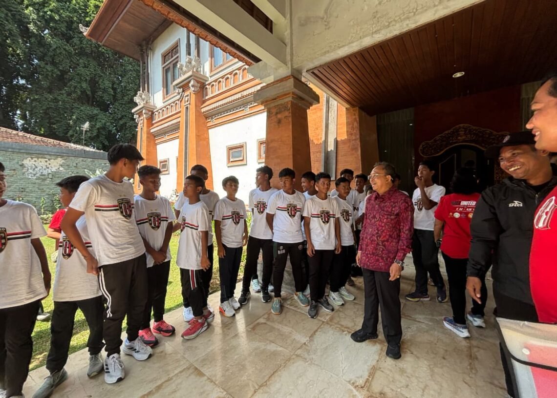 Gubernur Bali Wayan Koster saat menerima kunjungan Tim Bali United U13. -IST