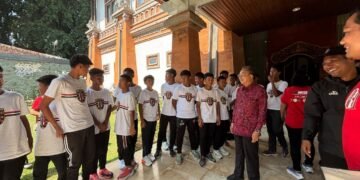 Gubernur Bali Wayan Koster saat menerima kunjungan Tim Bali United U13. -IST