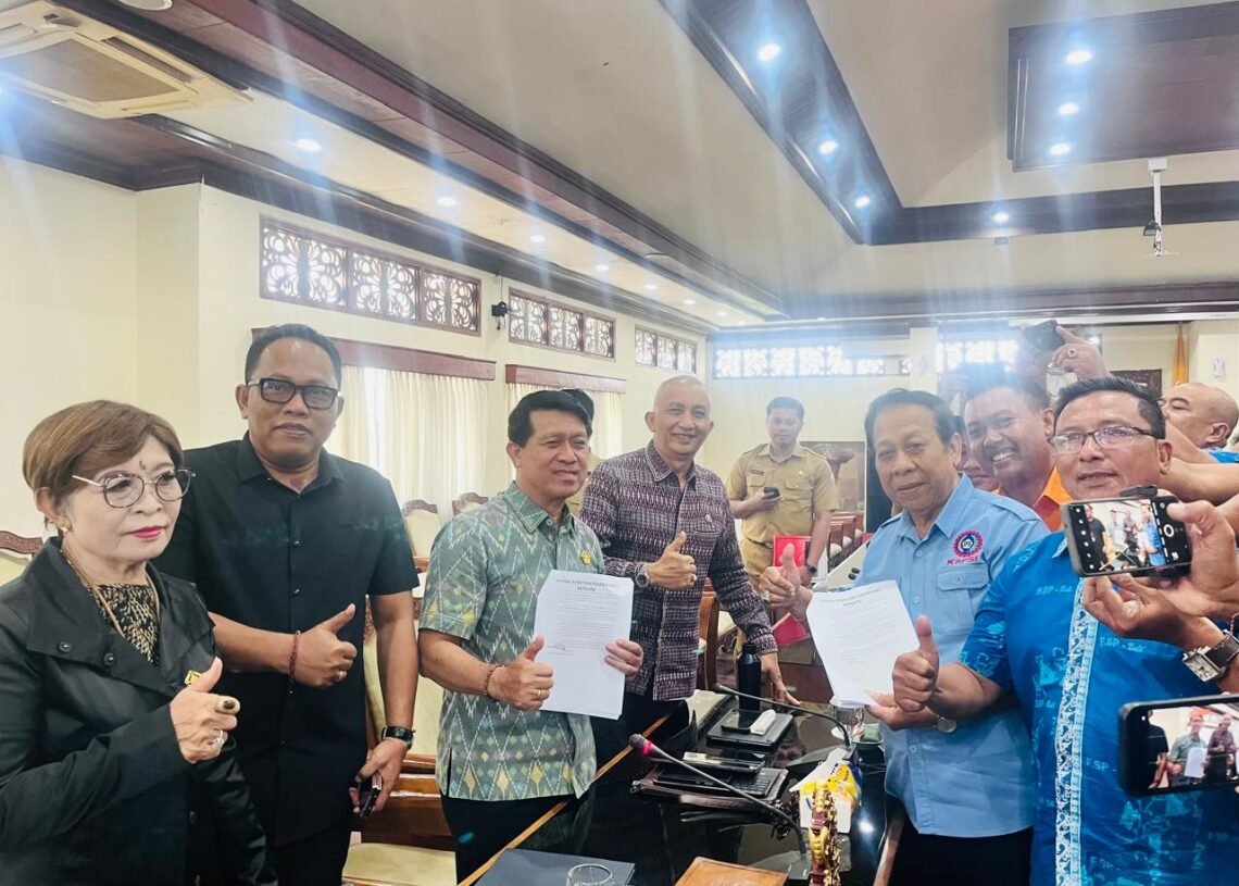 Komisi IV DPRD Bali didampingi Kadis Ketenagakerjaan dan ESDM saat menerima aspirasi buruh. -BALITOPIK.COM