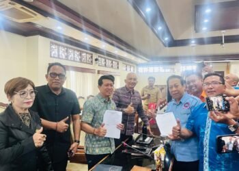 Komisi IV DPRD Bali didampingi Kadis Ketenagakerjaan dan ESDM saat menerima aspirasi buruh. -BALITOPIK.COM