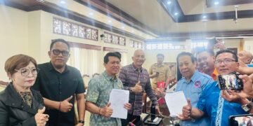 Komisi IV DPRD Bali didampingi Kadis Ketenagakerjaan dan ESDM saat menerima aspirasi buruh. -BALITOPIK.COM