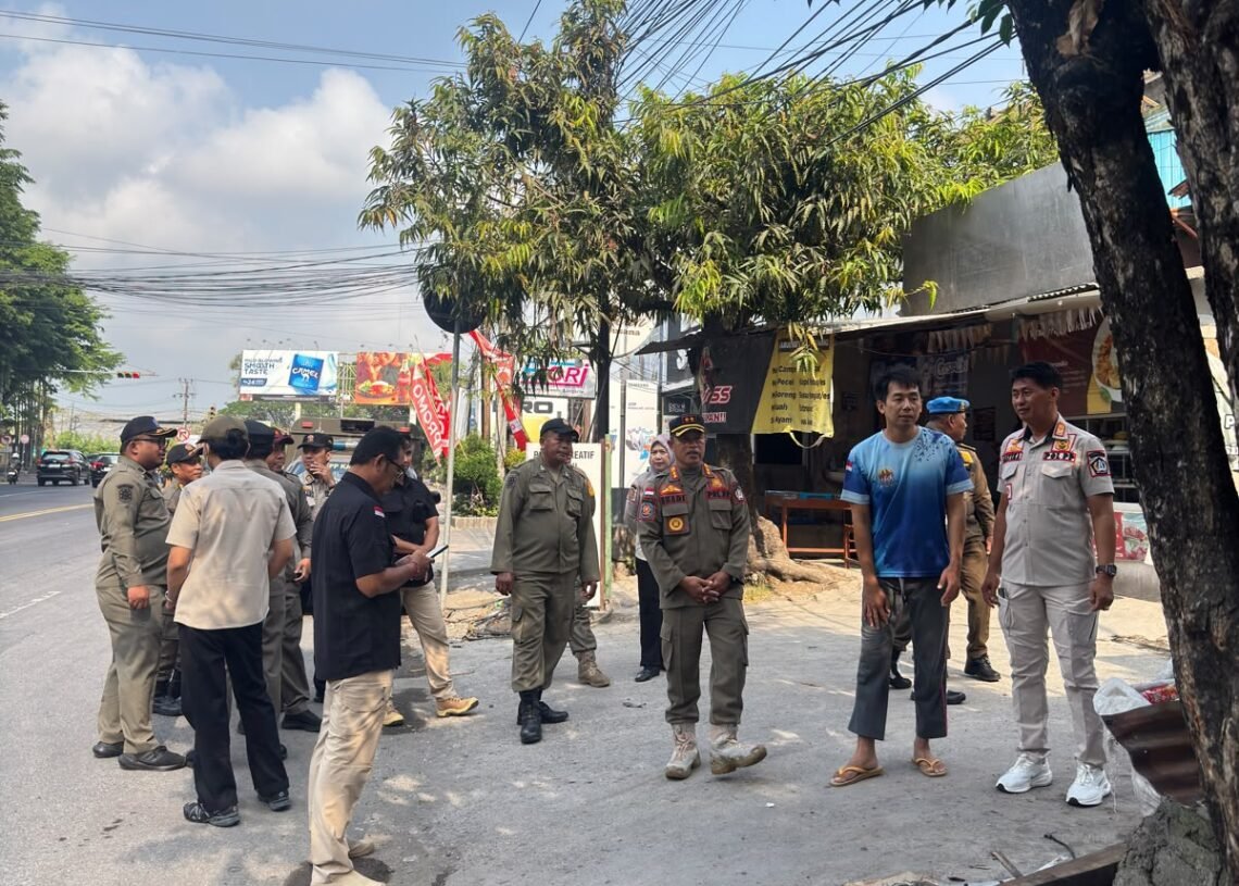 Satpol PP Badung menertibkan enam warung yang berdiri di atas got di Jalan Gatot Subroto Barat. -IST
