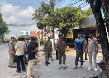 Satpol PP Badung menertibkan enam warung yang berdiri di atas got di Jalan Gatot Subroto Barat. -IST