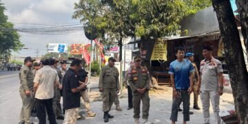 Satpol PP Badung menertibkan enam warung yang berdiri di atas got di Jalan Gatot Subroto Barat. -IST