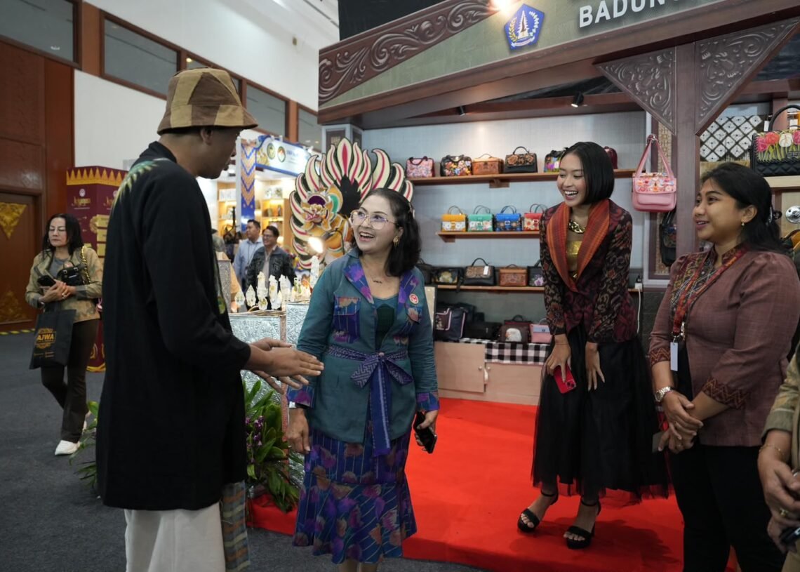 Ketua Dekranasda Kabupaten Badung, Nyonya Rasniathi Adi Arnawa. -IST