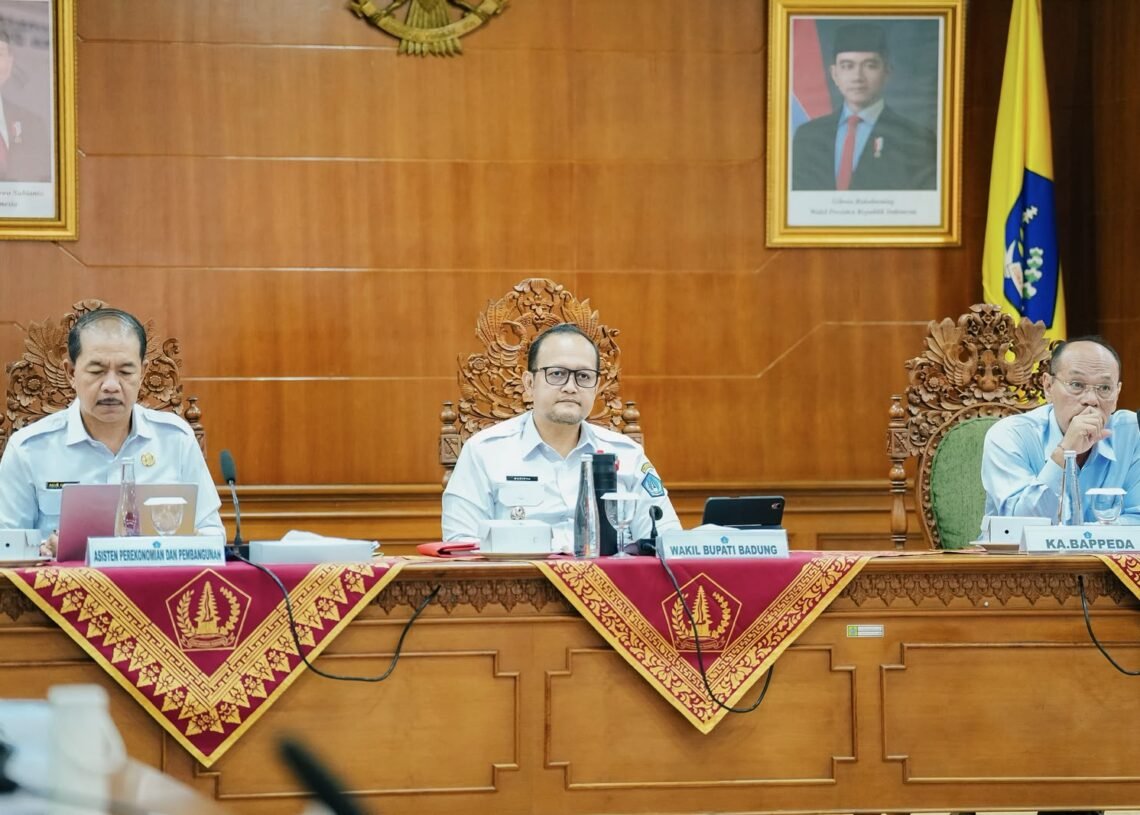 Wakil Bupati Badung Bagus Alit Sucipta saat memimpin Rapat Koordinasi Penanggulangan Kemiskinan 2026 di Ruang Kriya Gosana, Puspem Badung. -IST