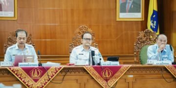 Wakil Bupati Badung Bagus Alit Sucipta saat memimpin Rapat Koordinasi Penanggulangan Kemiskinan 2026 di Ruang Kriya Gosana, Puspem Badung. -IST