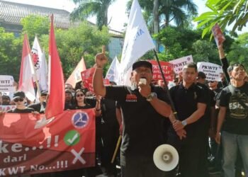 Ketua Federasi Serikat Pekerja Mandiri (FSPM) Regional Bali, Ida Idewa Made Rai Budi Darsana saat memimpin aksi buruh beberapa waktu lalu. IST