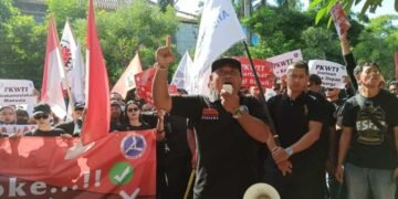 Ketua Federasi Serikat Pekerja Mandiri (FSPM) Regional Bali, Ida Idewa Made Rai Budi Darsana saat memimpin aksi buruh beberapa waktu lalu. IST