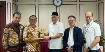Penandatanganan Perjanjian Kerja Sama (PKS) tentang pelaksanaan Tri Dharma Perguruan Tinggi dalam program Kampus Berdampak di Tangerang. -IST