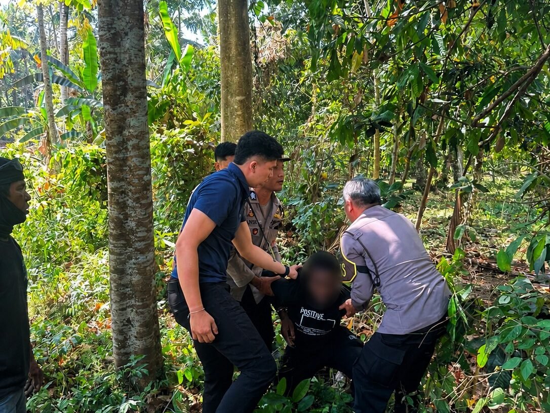 Pihak Imigrasi saat mengamankan WNA Nigeria yang melarikan diri saat diperiksa. -IST