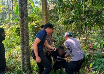 Pihak Imigrasi saat mengamankan WNA Nigeria yang melarikan diri saat diperiksa. -IST