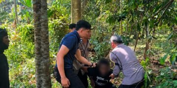 Pihak Imigrasi saat mengamankan WNA Nigeria yang melarikan diri saat diperiksa. -IST