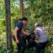 Pihak Imigrasi saat mengamankan WNA Nigeria yang melarikan diri saat diperiksa. -IST