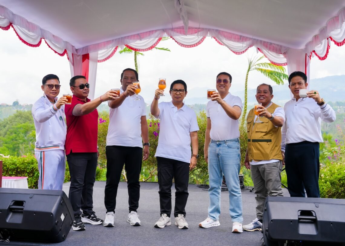 Bupati Badung I Wayan Adi Arnawa bersama Ketua DPRD Kabupaten Badung I Gusti Anom Gumanti dalam Peringatan Hari Kopi Sedunia Tahun 2026. Acara tersebut dipusatkan di kawasan Badung Agro Techno Park, Banjar Belok, Desa Belok Sidan, Kecamatan Petang, Jumat (30/10/2026). -IST