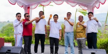 Bupati Badung I Wayan Adi Arnawa bersama Ketua DPRD Kabupaten Badung I Gusti Anom Gumanti dalam Peringatan Hari Kopi Sedunia Tahun 2026. Acara tersebut dipusatkan di kawasan Badung Agro Techno Park, Banjar Belok, Desa Belok Sidan, Kecamatan Petang, Jumat (30/10/2026). -IST