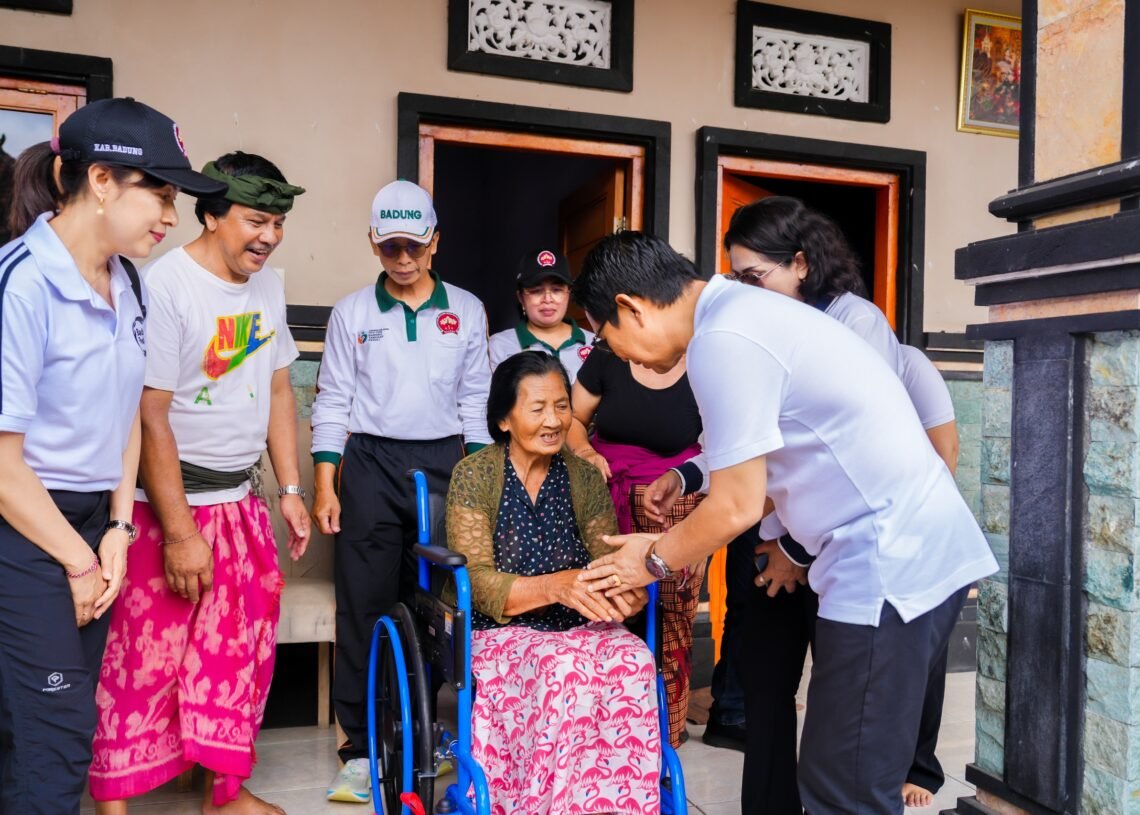 Bupati Badung I Wayan Adi Arnawa bersama Ketua K3S Kabupaten Badung Nyonya Rasniathi Adi Arnawa menyerahkan bantuan kursi roda dan paket sembako di Kecamatan Petang, Jumat (30/10/2026). -IST