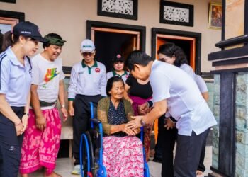 Bupati Badung I Wayan Adi Arnawa bersama Ketua K3S Kabupaten Badung Nyonya Rasniathi Adi Arnawa menyerahkan bantuan kursi roda dan paket sembako di Kecamatan Petang, Jumat (30/10/2026). -IST