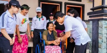 Bupati Badung I Wayan Adi Arnawa bersama Ketua K3S Kabupaten Badung Nyonya Rasniathi Adi Arnawa menyerahkan bantuan kursi roda dan paket sembako di Kecamatan Petang, Jumat (30/10/2026). -IST