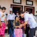 Bupati Badung I Wayan Adi Arnawa bersama Ketua K3S Kabupaten Badung Nyonya Rasniathi Adi Arnawa menyerahkan bantuan kursi roda dan paket sembako di Kecamatan Petang, Jumat (30/10/2026). -IST