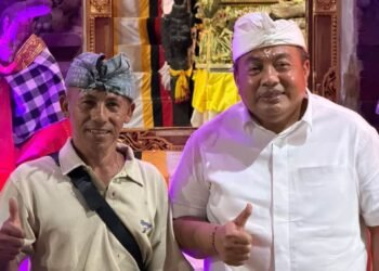Nyoman Parta saat bertemu dengan Wayan Suarta di Pura Pasek Gelgel Aan Manikaji, Desa Peninjoan, Kecamatan Tembuku, Bangli.