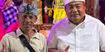 Nyoman Parta saat bertemu dengan Wayan Suarta di Pura Pasek Gelgel Aan Manikaji, Desa Peninjoan, Kecamatan Tembuku, Bangli.