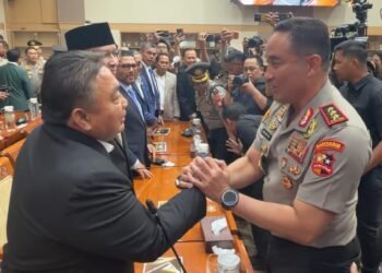 Nyoman Parta saat bersalaman dengan Suyudi Ario Seto. -BALITOPIK.COM