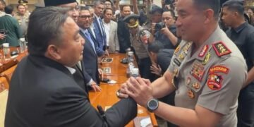 Nyoman Parta saat bersalaman dengan Suyudi Ario Seto. -BALITOPIK.COM