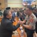 Nyoman Parta saat bersalaman dengan Suyudi Ario Seto. -BALITOPIK.COM
