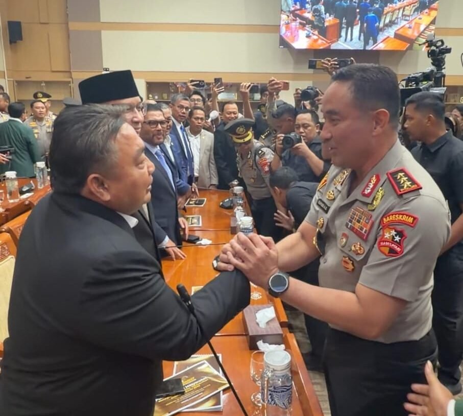 Nyoman Parta saat bersalaman dengan Suyudi Ario Seto. -BALITOPIK.COM