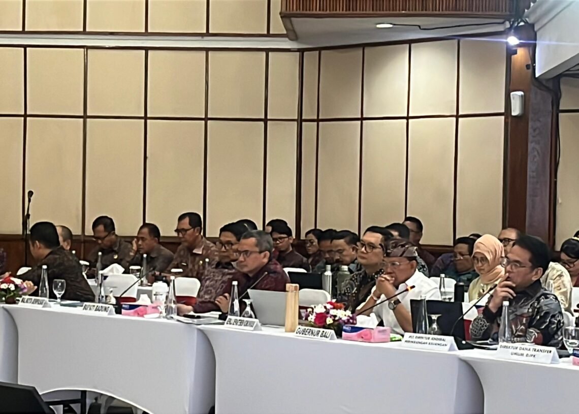 Gubernur Bali Wayan Koster dan Bupati-Wali Kota se-Bali saat menerima kunjungan badan anggaran DPR RI di Kantor Gubernur Bali. -BALITOPIK.COM