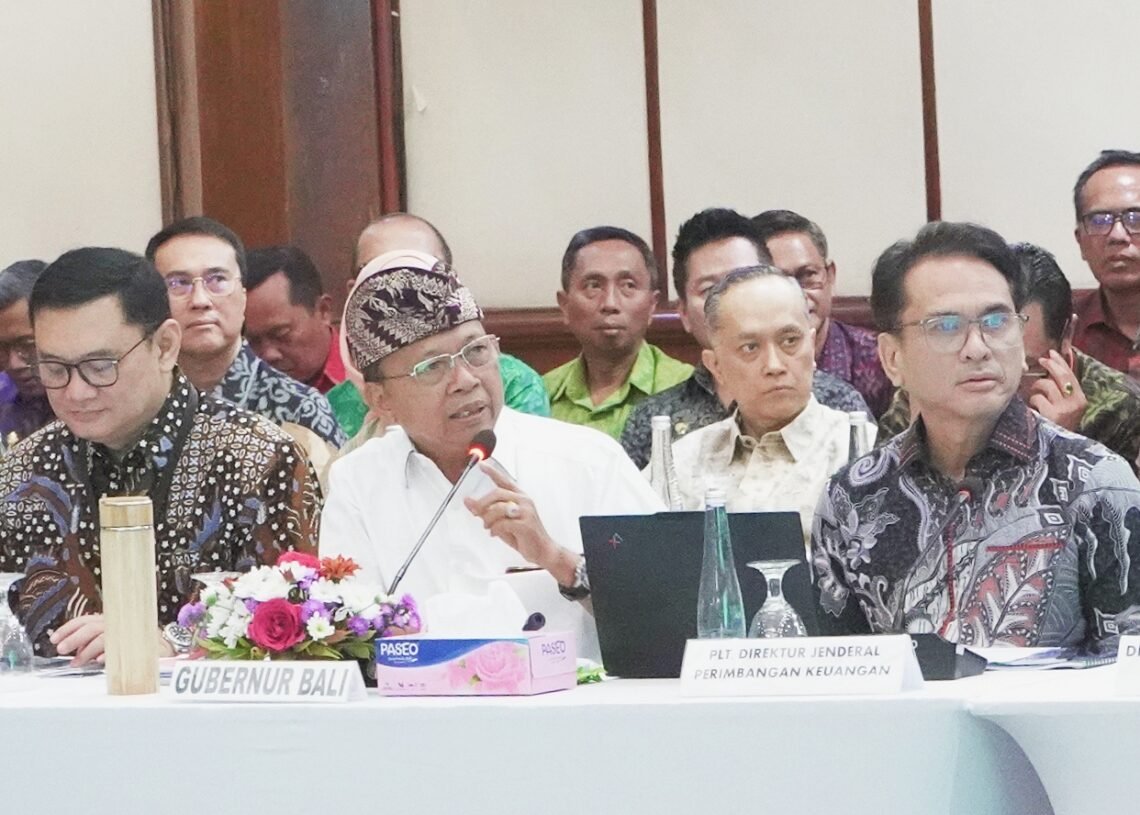 Gubernur Bali Wayan Koster saat memaparkan program ketika menerima kunjungan badan anggaran DPR RI di Bali. -BALITOPIK.COM
