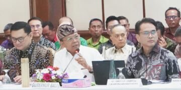 Gubernur Bali Wayan Koster saat memaparkan program ketika menerima kunjungan badan anggaran DPR RI di Bali. -BALITOPIK.COM