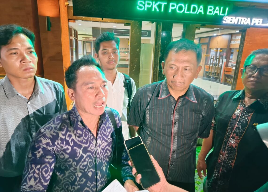 Tim kuasa hukum I Made Daging saat mendatangi Polda Bali. -BALITOPIK.COM