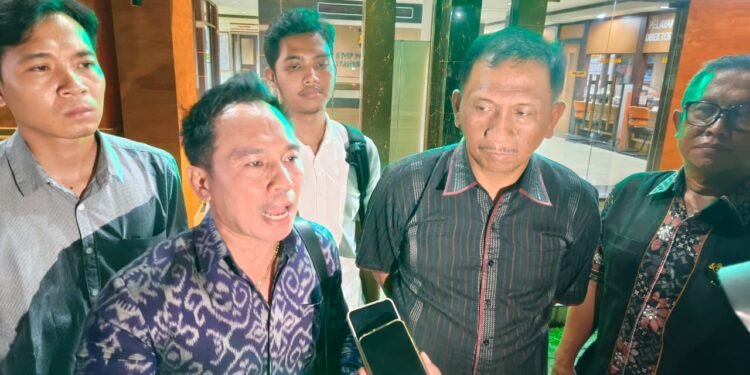 Tim kuasa hukum I Made Daging saat mendatangi Polda Bali. -BALITOPIK.COM