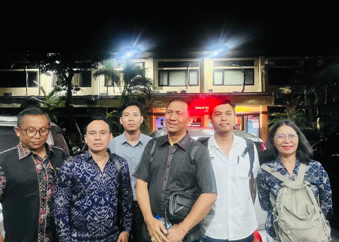 Gede Pasek Suardika (depan tengah) dan tim hukum I Made Daging lainnya saat mendatangi Polda Bali, Senin (5/10/2026) malam. -BALITOPIK.COM