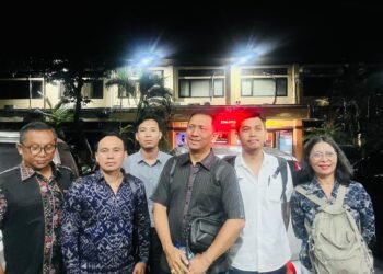Gede Pasek Suardika (depan tengah) dan tim hukum I Made Daging lainnya saat mendatangi Polda Bali, Senin (5/10/2026) malam. -BALITOPIK.COM
