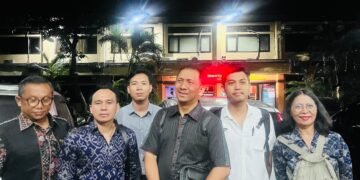 Gede Pasek Suardika (depan tengah) dan tim hukum I Made Daging lainnya saat mendatangi Polda Bali, Senin (5/10/2026) malam. -BALITOPIK.COM