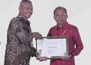 Gubernur Bali Wayan Koster saat menerima penghargaan. -BALITOPIK.COM