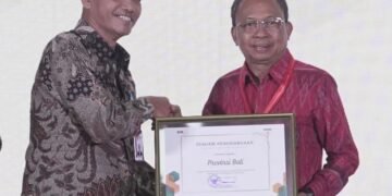 Gubernur Bali Wayan Koster saat menerima penghargaan. -BALITOPIK.COM