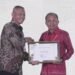 Gubernur Bali Wayan Koster saat menerima penghargaan. -BALITOPIK.COM
