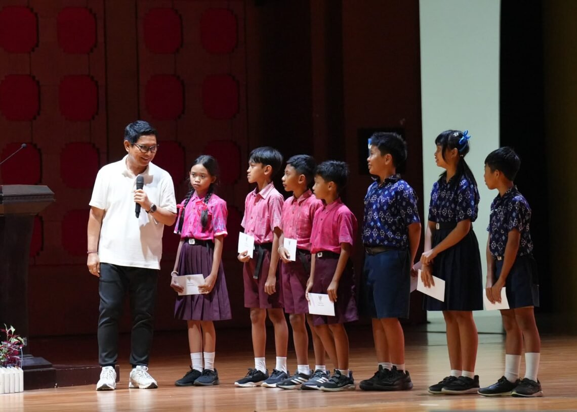 Bupati Badung I Wayan Adi Arnawa saat berdiaolog dengan anak-anak.