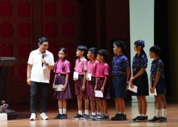Bupati Badung I Wayan Adi Arnawa saat berdiaolog dengan anak-anak.