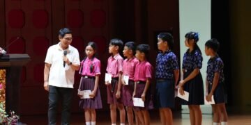 Bupati Badung I Wayan Adi Arnawa saat berdiaolog dengan anak-anak.