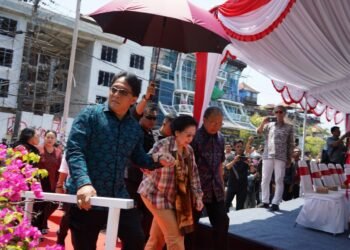 Megawati digandeng Gubernur dan Wakil Gubernur Bali saat meninjau abrasi pantai Kuta. -BALITOPIK.COM