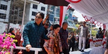 Megawati digandeng Gubernur dan Wakil Gubernur Bali saat meninjau abrasi pantai Kuta. -BALITOPIK.COM
