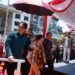 Megawati digandeng Gubernur dan Wakil Gubernur Bali saat meninjau abrasi pantai Kuta. -BALITOPIK.COM